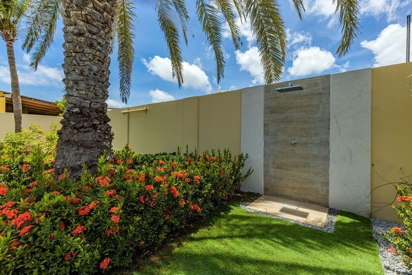 Property grounds - Amazing Modern 4BR3BA Villa w/ Large Private Pool (Oranjestad)