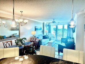 Smart-TV, Tischtennisplatte, Bücher, Computerbildschirme