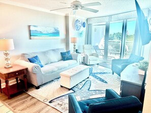 Smart-TV, Tischtennisplatte, Bücher, Computerbildschirme