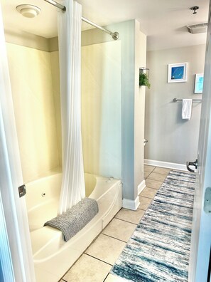 Combined shower/bathtub, jetted bath, hair dryer, towels - Fabulous Ocean Views - Resort Amenities - 2 bedrooms, 2 bathrooms, sleeps 8 (Myrtle Beach)