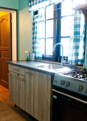 Kjøleskap, ovn, kokeplater og vannkoker