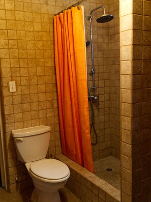 Dusj, håndklær, såpe og toalettpapir