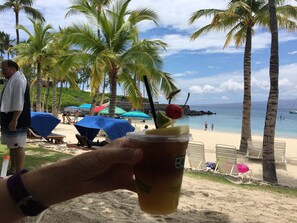 Una spiaggia nelle vicinanze, lettini da mare, teli da spiaggia