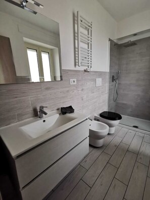 Suihku, hiustenkuivaaja, pyyhkeet, saippua