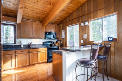 Charming, renovated Carnelian Bay Cabin