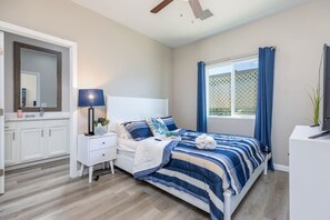 4 bedrooms, desk, WiFi, bed sheets