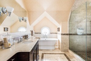 Douche, séchoir à cheveux, bidet, serviettes fournies