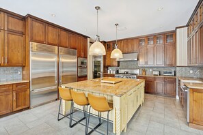 Mikrobølgeovn, ovn, kokeplater og oppvaskmaskin