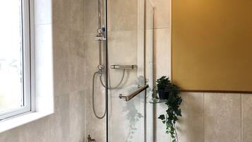 Bañera con ducha, secador de pelo, batas, toallas