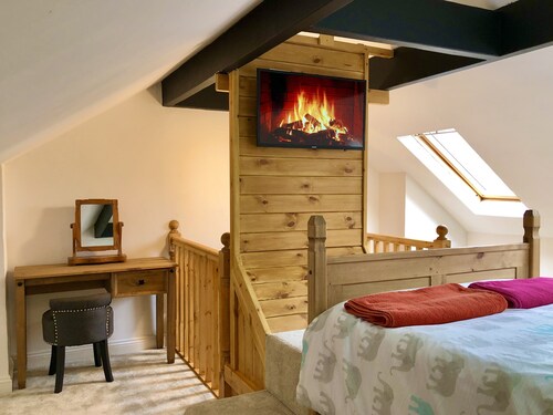 Luxury hi-spec large Victorian townhouse, sleeps 9. Free wifi and feee parking.