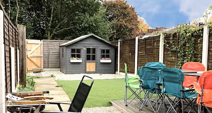Luxury hi-spec large Victorian townhouse, sleeps 9. Free wifi and feee parking.