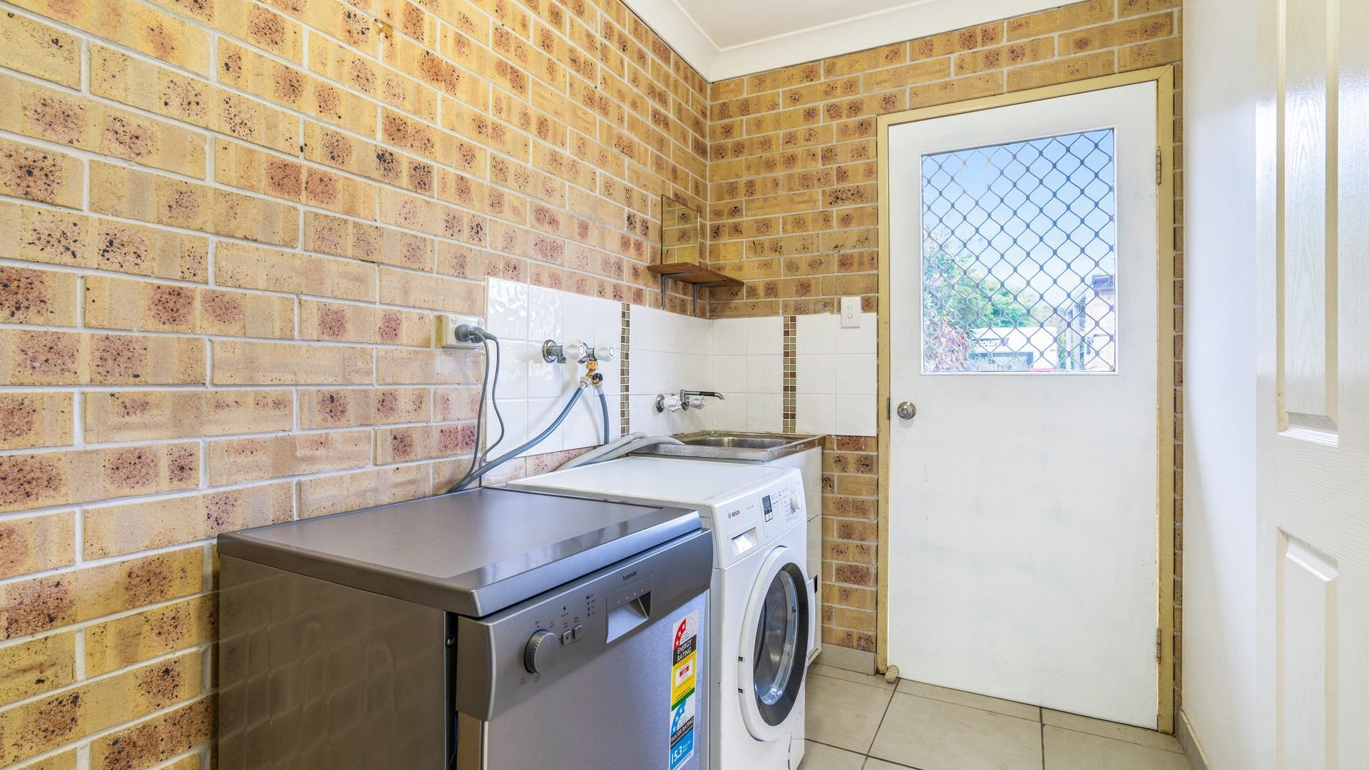 1/1 Rumbalara Avenue - Rainbow Beach. Walk to everything — image 11