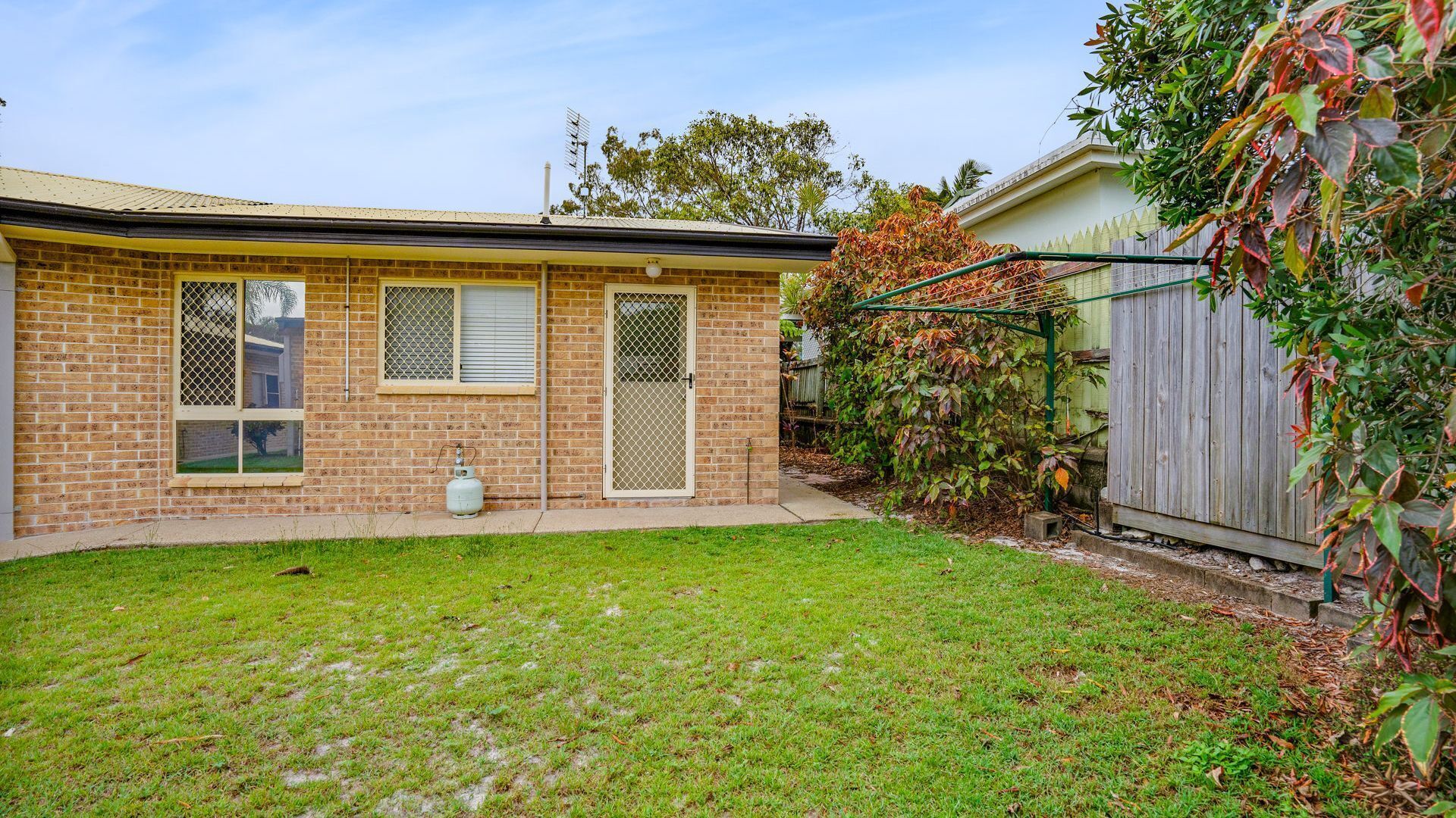 1/1 Rumbalara Avenue - Rainbow Beach. Walk to everything — image 3