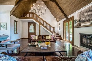 TV, fireplace - Napa Valley Vineyard View Estate (Angwin)