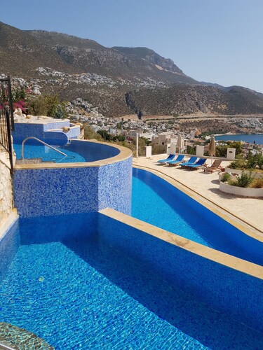 Lovely 2 bed 2 bath apartment semi private infinity pool and stunning sea views