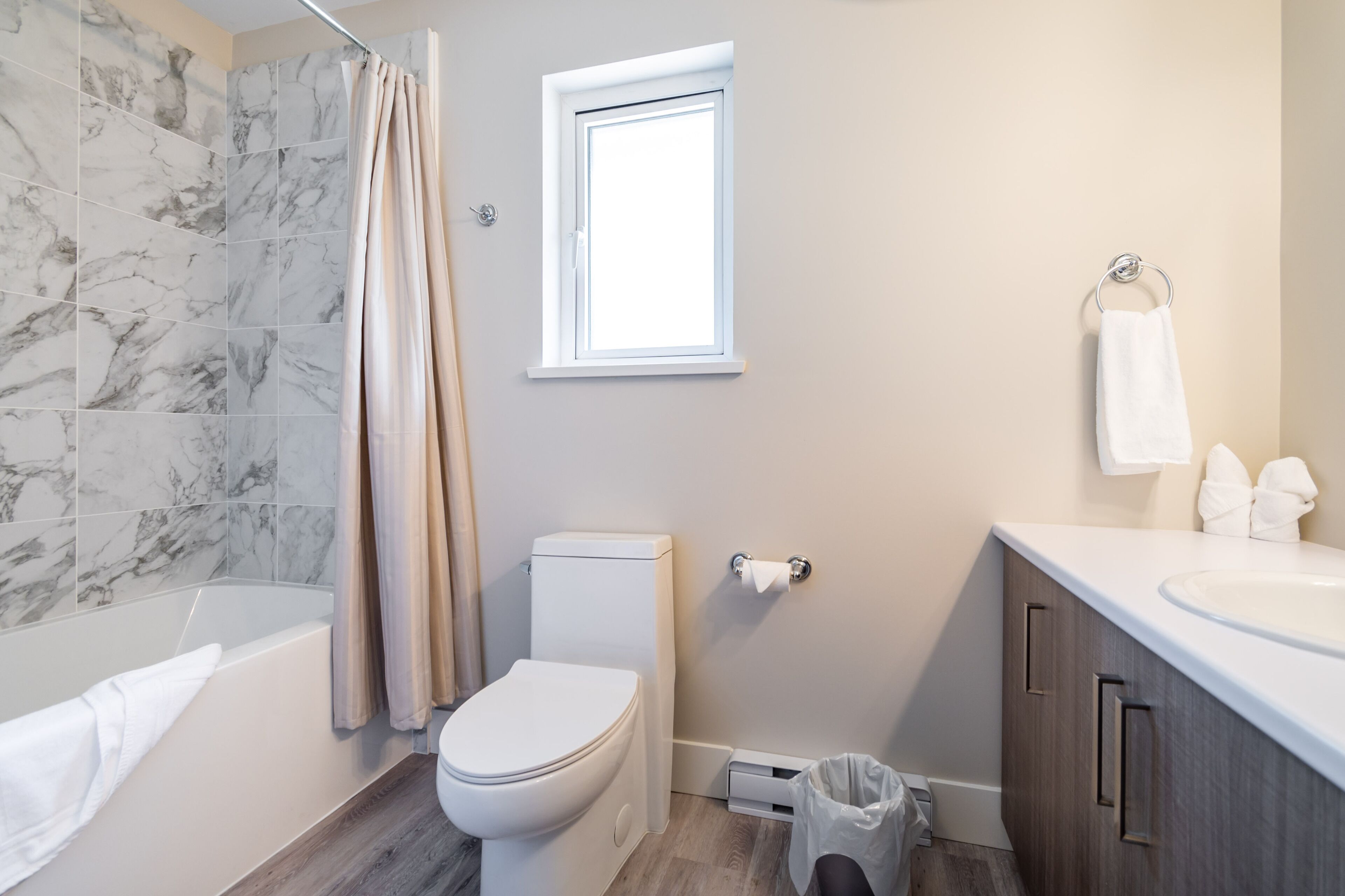 Un baño moderno con bañera, inodoro y lavamanos.