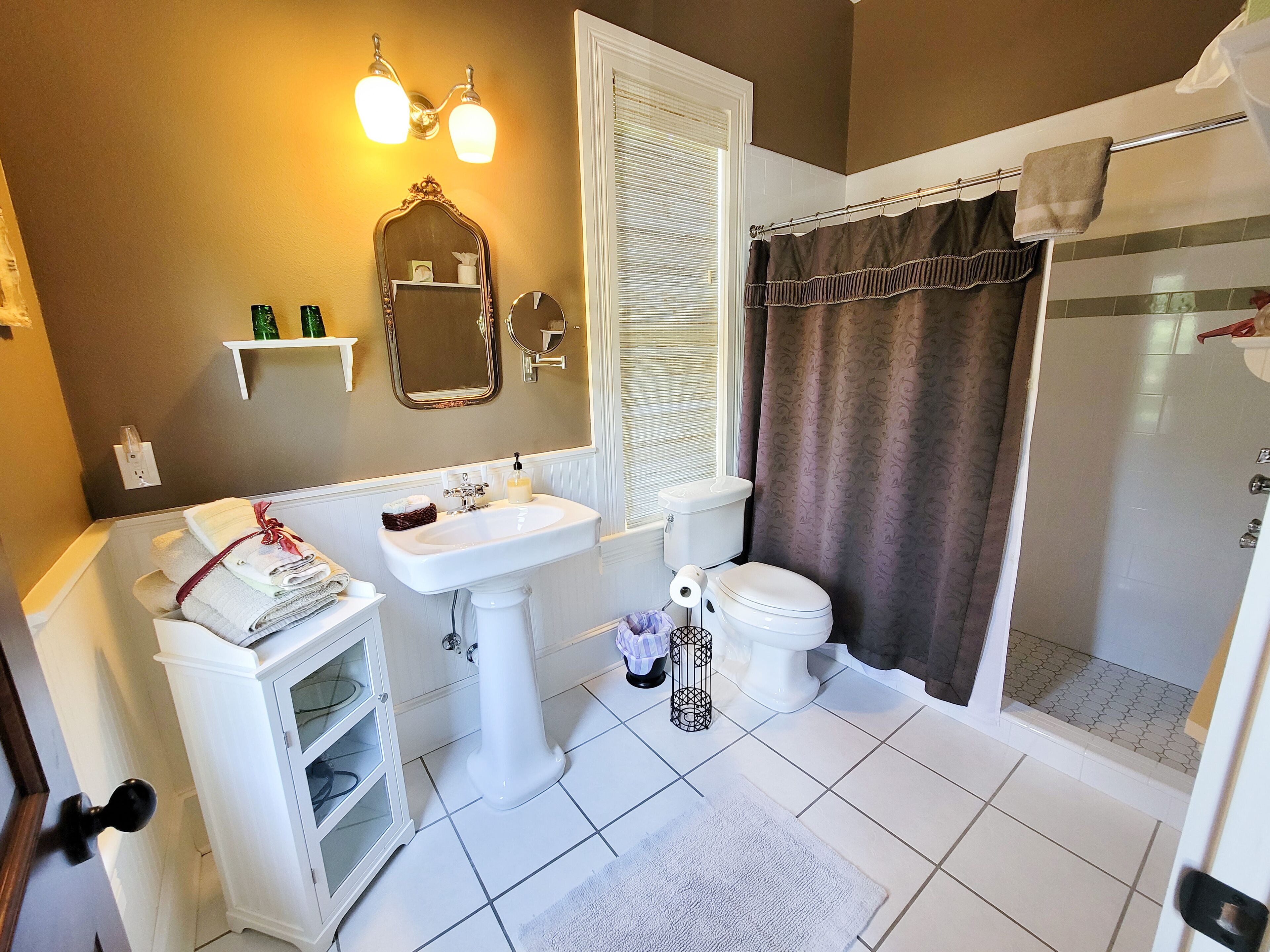 Foto - Lady Clare Room at Camellia Rose Inn Downtown