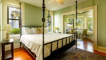 Habitación superior | Muebles diferentes, espacio para trabajar con laptop y wifi gratis