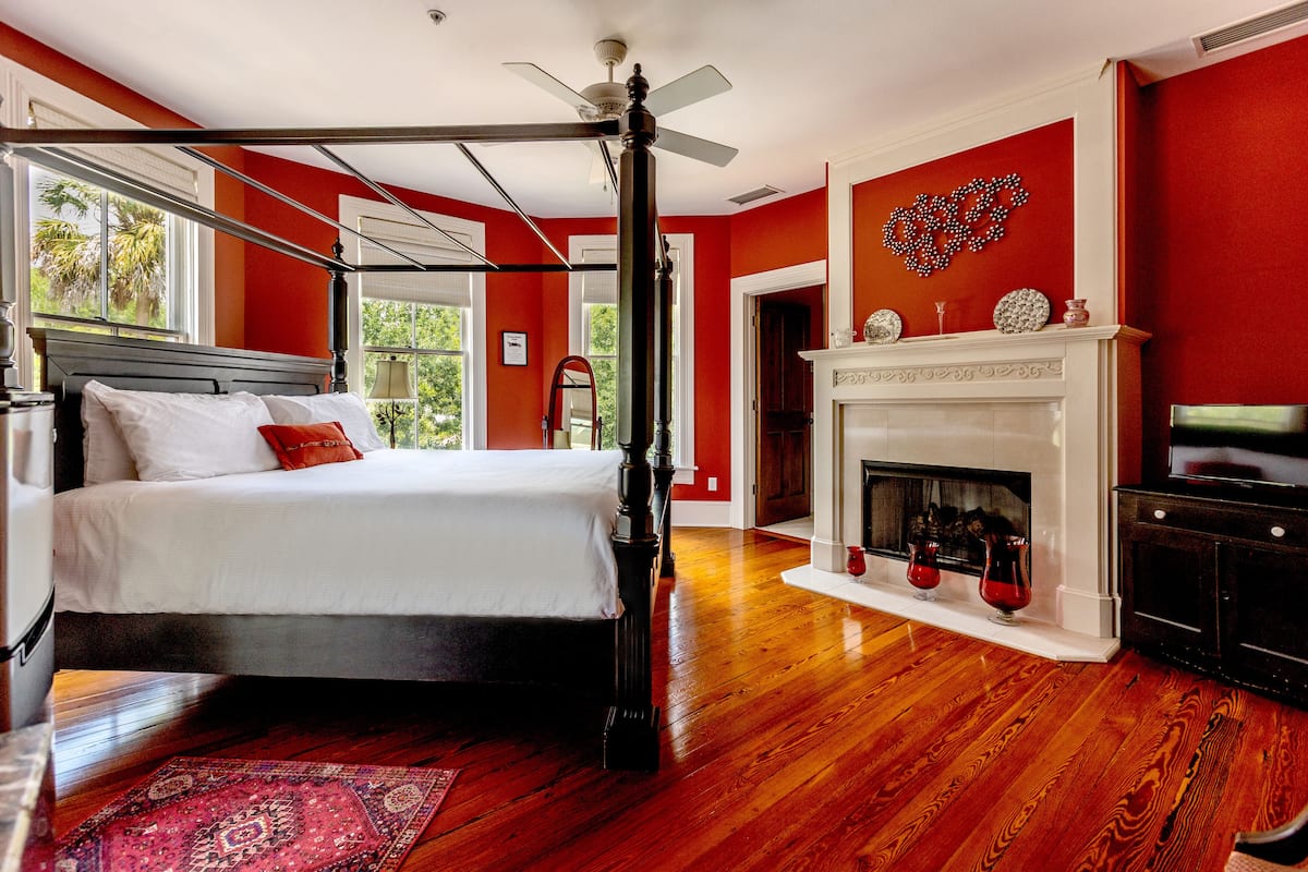 The Anticipation Room | Muebles diferentes, espacio para trabajar con laptop y wifi gratis