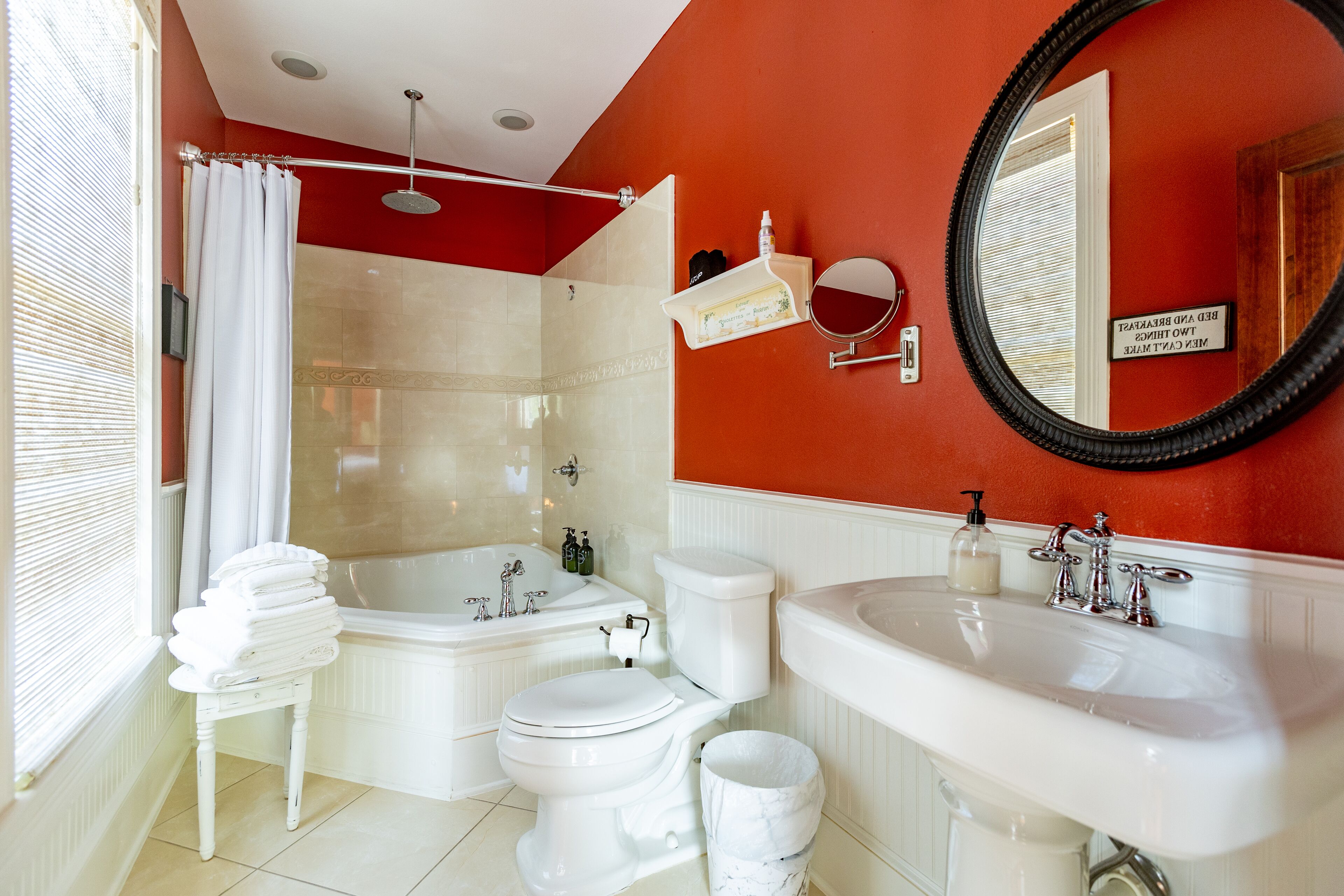 Foto - Lady Clare Room at Camellia Rose Inn Downtown