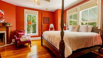 Individually furnished, laptop workspace, free WiFi, bed sheets