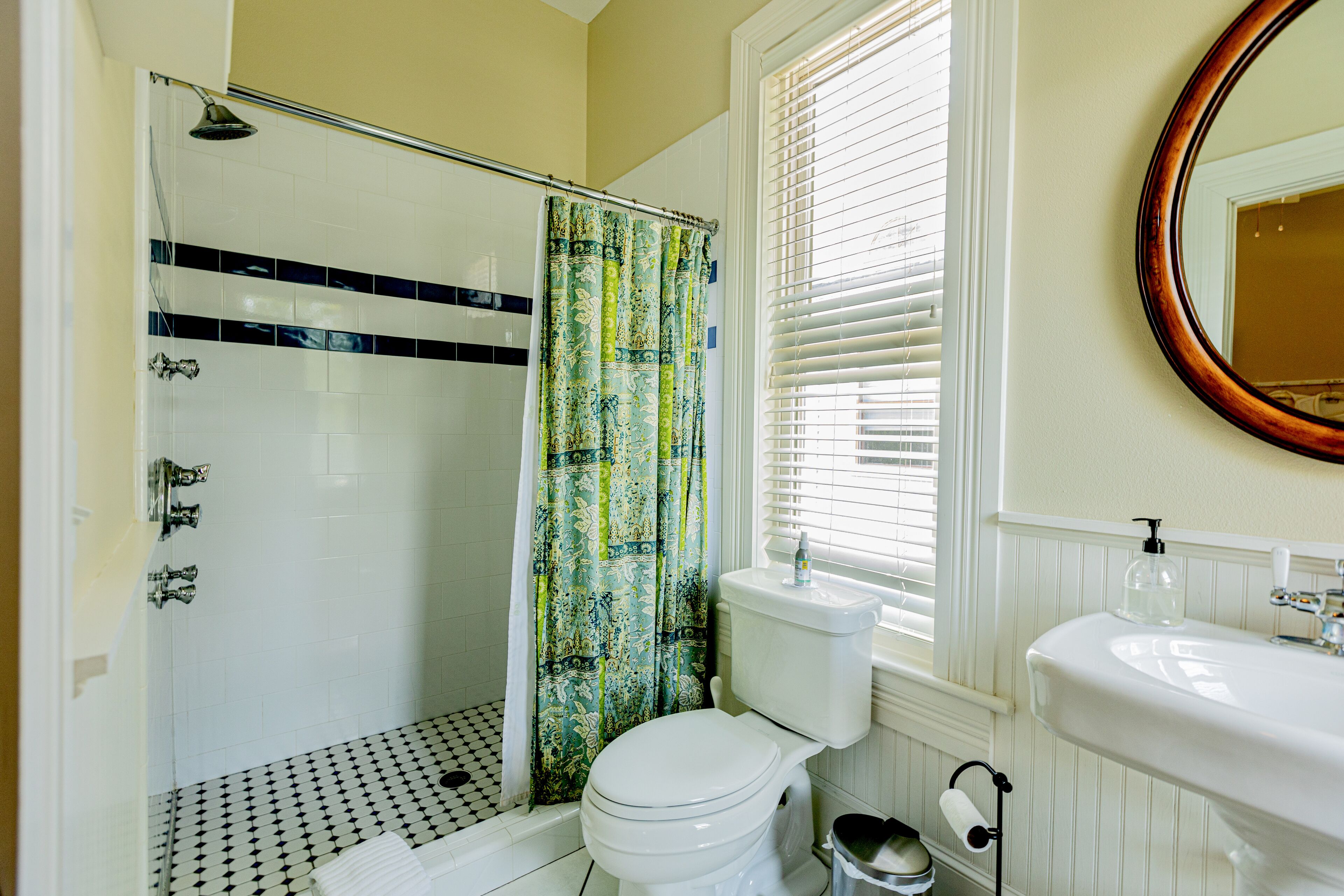 Foto - Lady Clare Room at Camellia Rose Inn Downtown