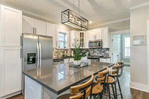 Full-sized fridge, microwave, oven, stovetop