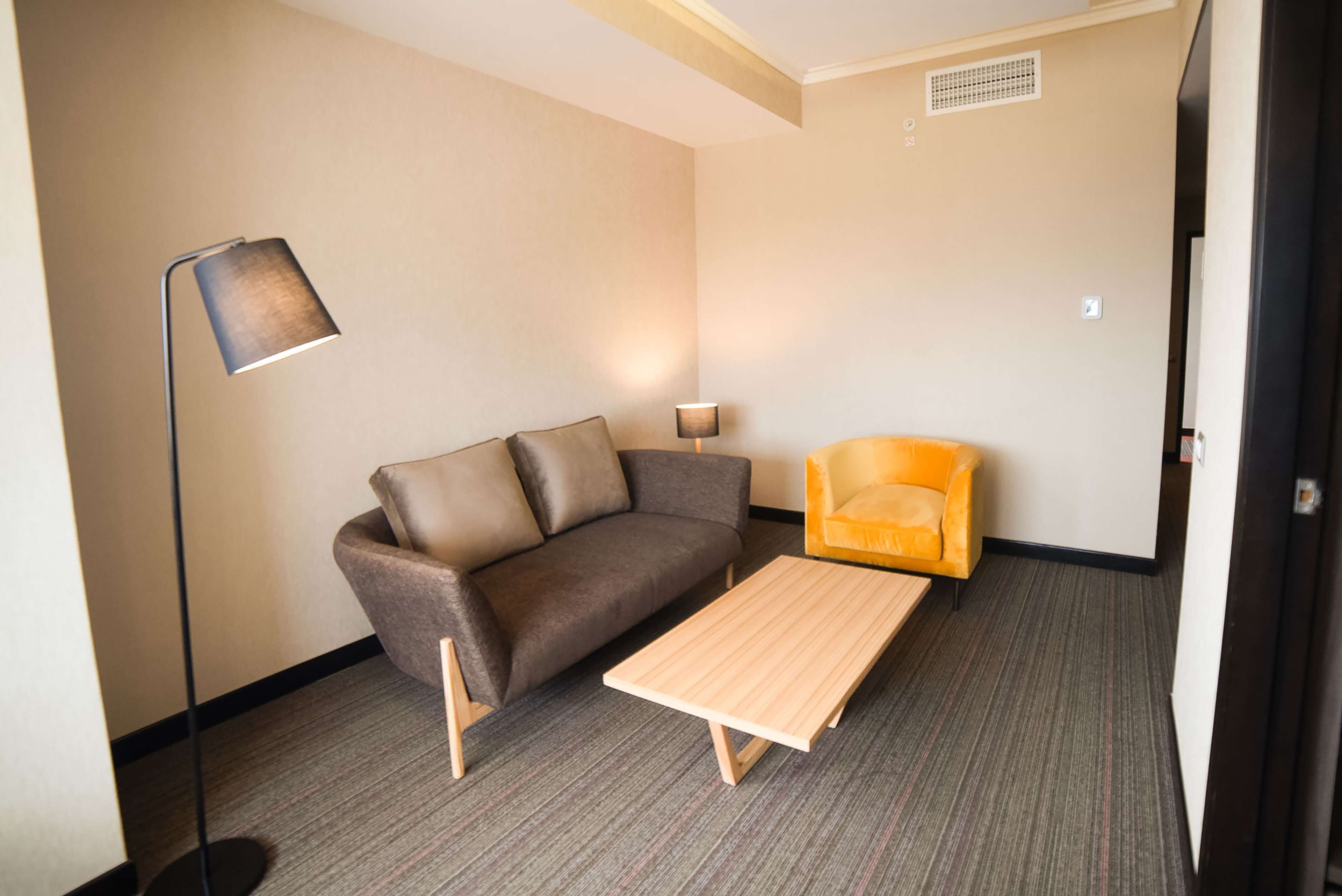 suite, 1 king bed | living area