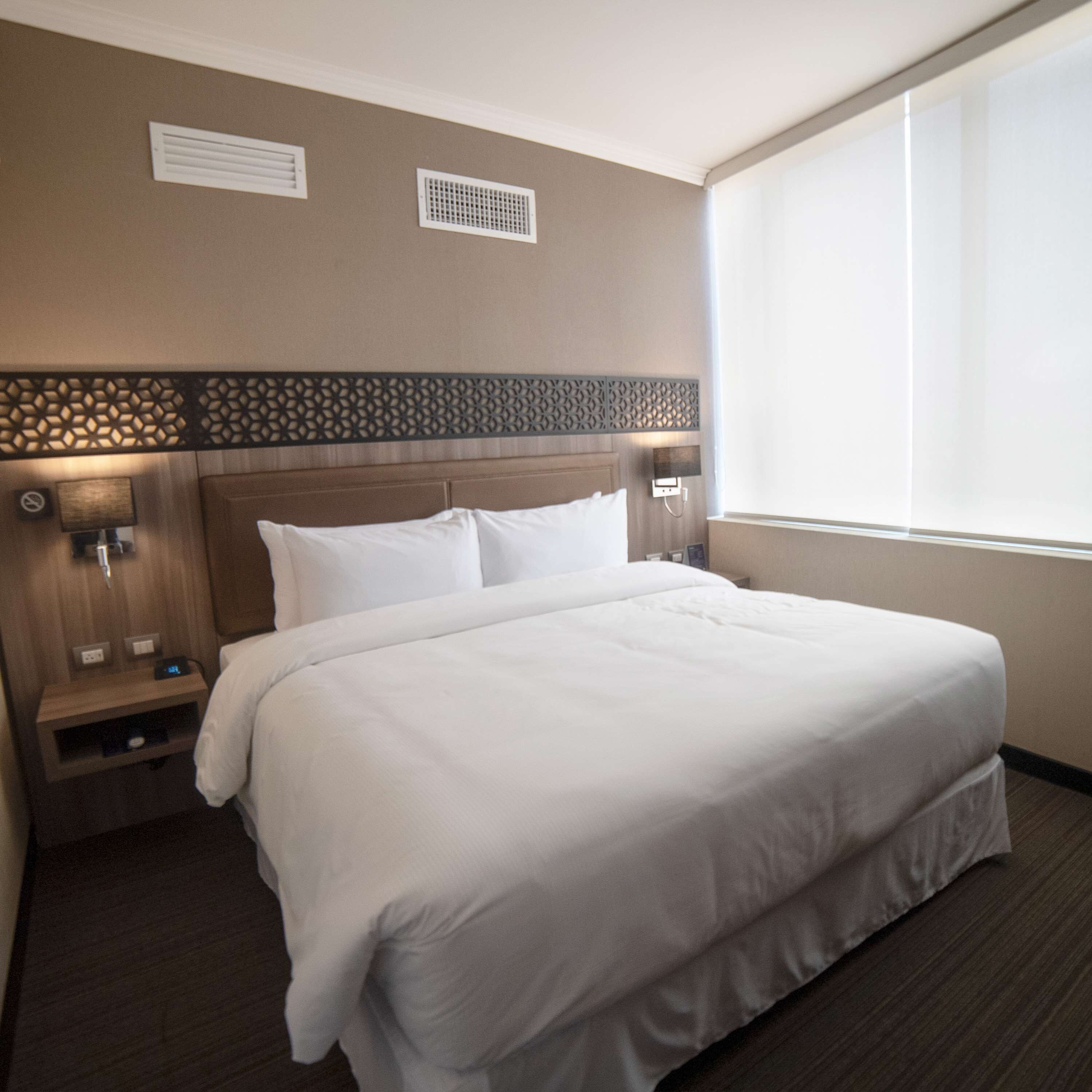 suite, 1 king bed | hypo-allergenic bedding, minibar, in-room safe, desk