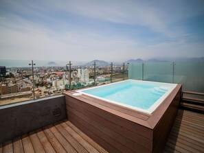 Secador de pelo, pantuflas, toallas, jabón