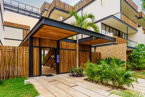 المنشأة من الخارج