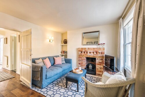 No77 is a Pretty Grade II listed Cottage in the heart of Lavenham.