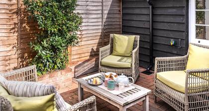 No77 is a Pretty Grade II listed Cottage in the heart of Lavenham.