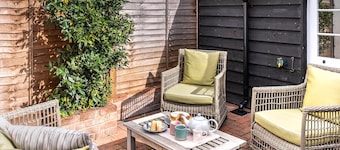 No77 is a Pretty Grade II listed Cottage in the heart of Lavenham.