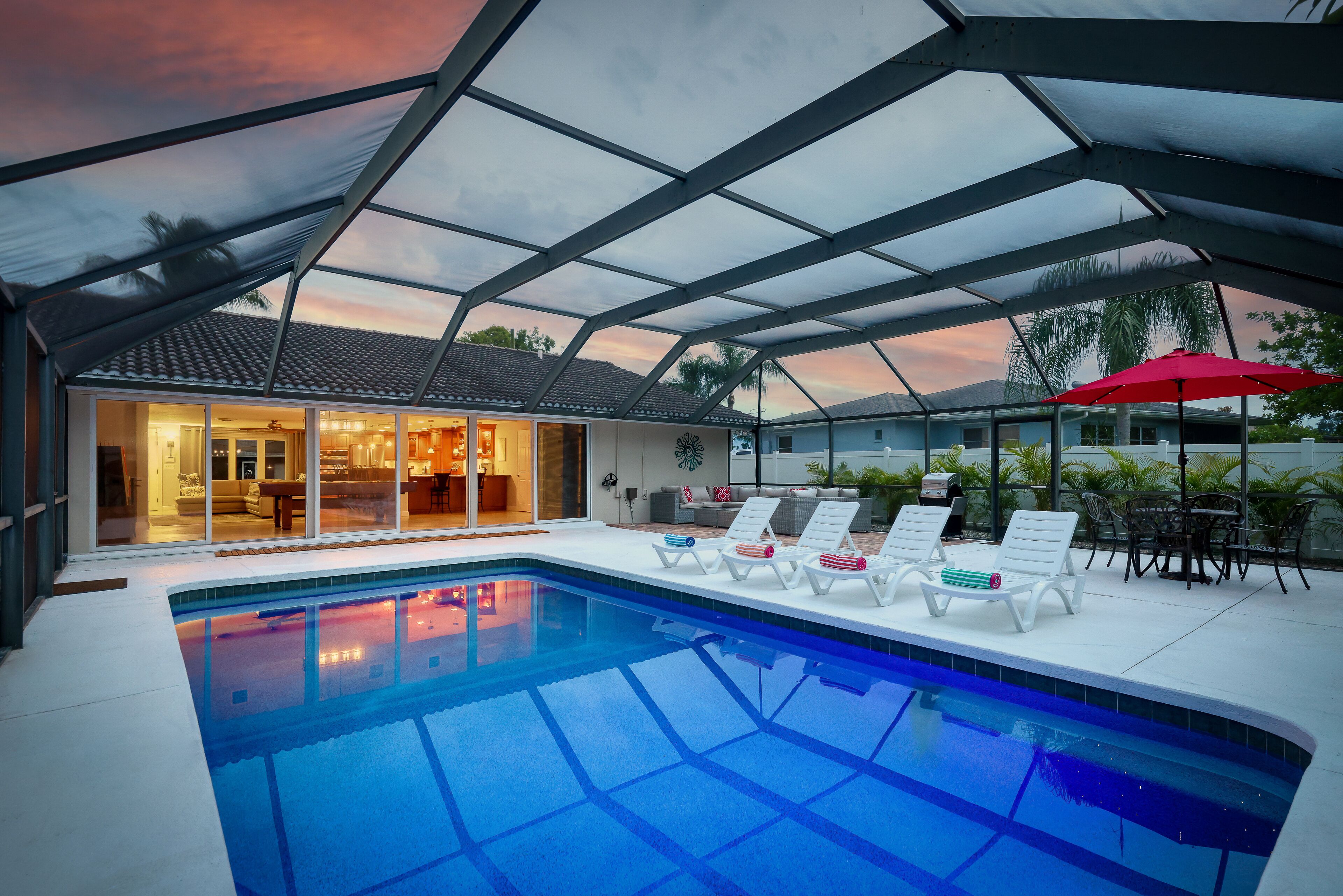 WATERFRONT WITH HEATED POOL 5 MINUTES FROM THE BEACH