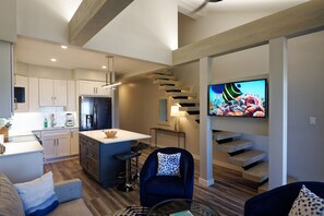 Smart TV, stereo - Villa SeaRenity ~ Beachfront Elegance & Personalized Service (Savannah)