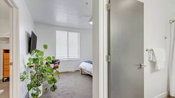 2 soverom, skrivebord, strykejern/-brett og reiseseng for barn