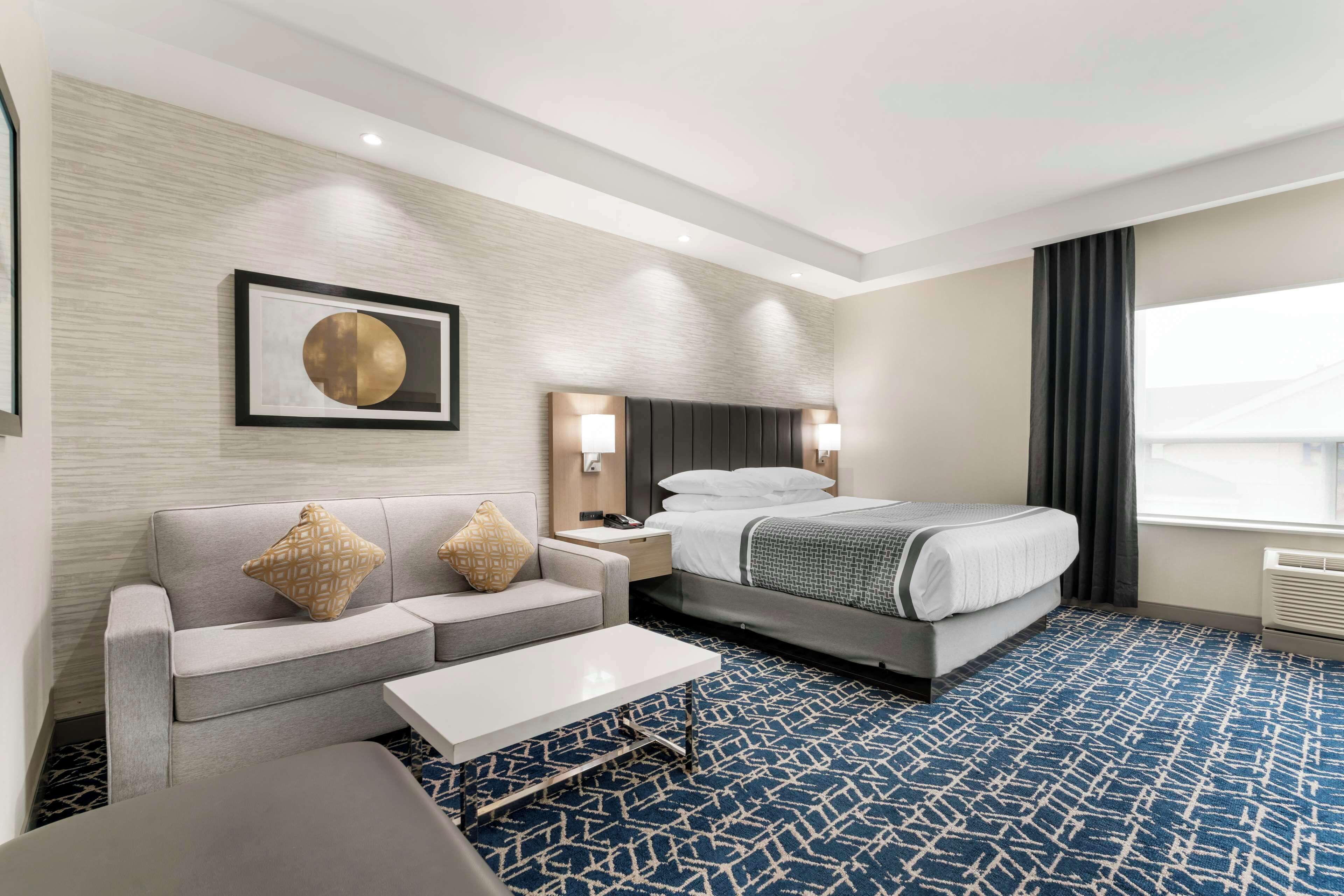 Phòng Suite, 1 giường cỡ king, không hút thuốc, bếp nhỏ (Shower Only;with Sofabed) | Phòng cách âm, truy cập Internet không dây miễn phí, bộ trải giường 