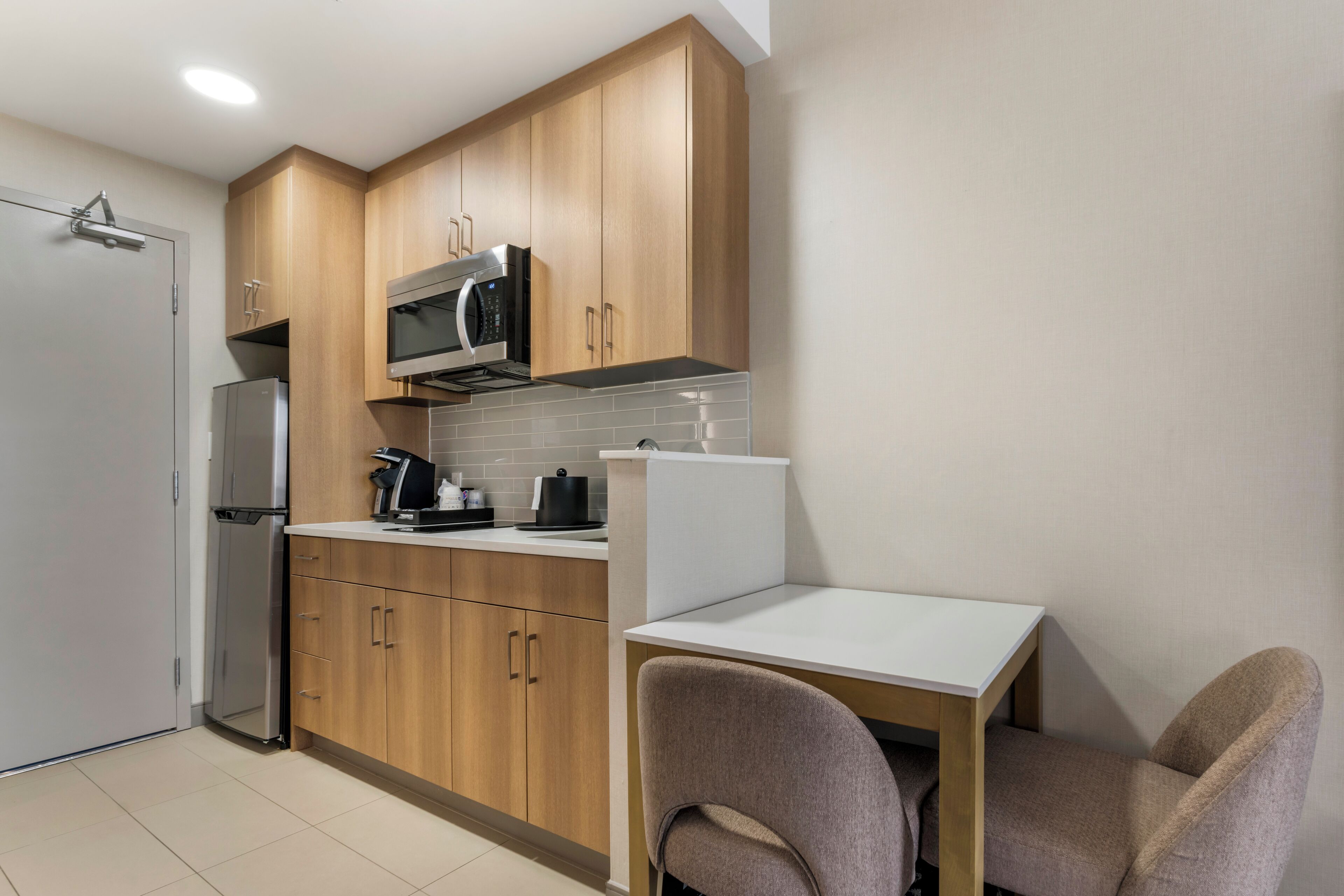 suite, 1 king bed, non smoking, kitchenette (shower only;with sofabed) | 1 bedroom, soundproofing, free wifi, bed sheets