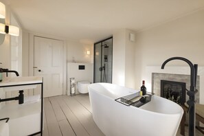 Ensemble baignoire-douche, séchoir à cheveux, serviettes fournies