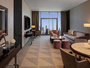 開放式套房, 1 間臥室, 陽台, 城市景觀 (All Access Suite, Burj Khalifa View) | 低過敏寢具、羽絨被、迷你吧、客房內保險箱