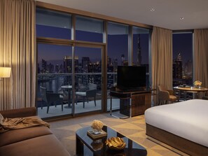 Suite estudio, balcón, vista a la ciudad (Platinum Suite, Burj Khalifa View) | Ropa de cama hipoalergénica, edredón y minibar 