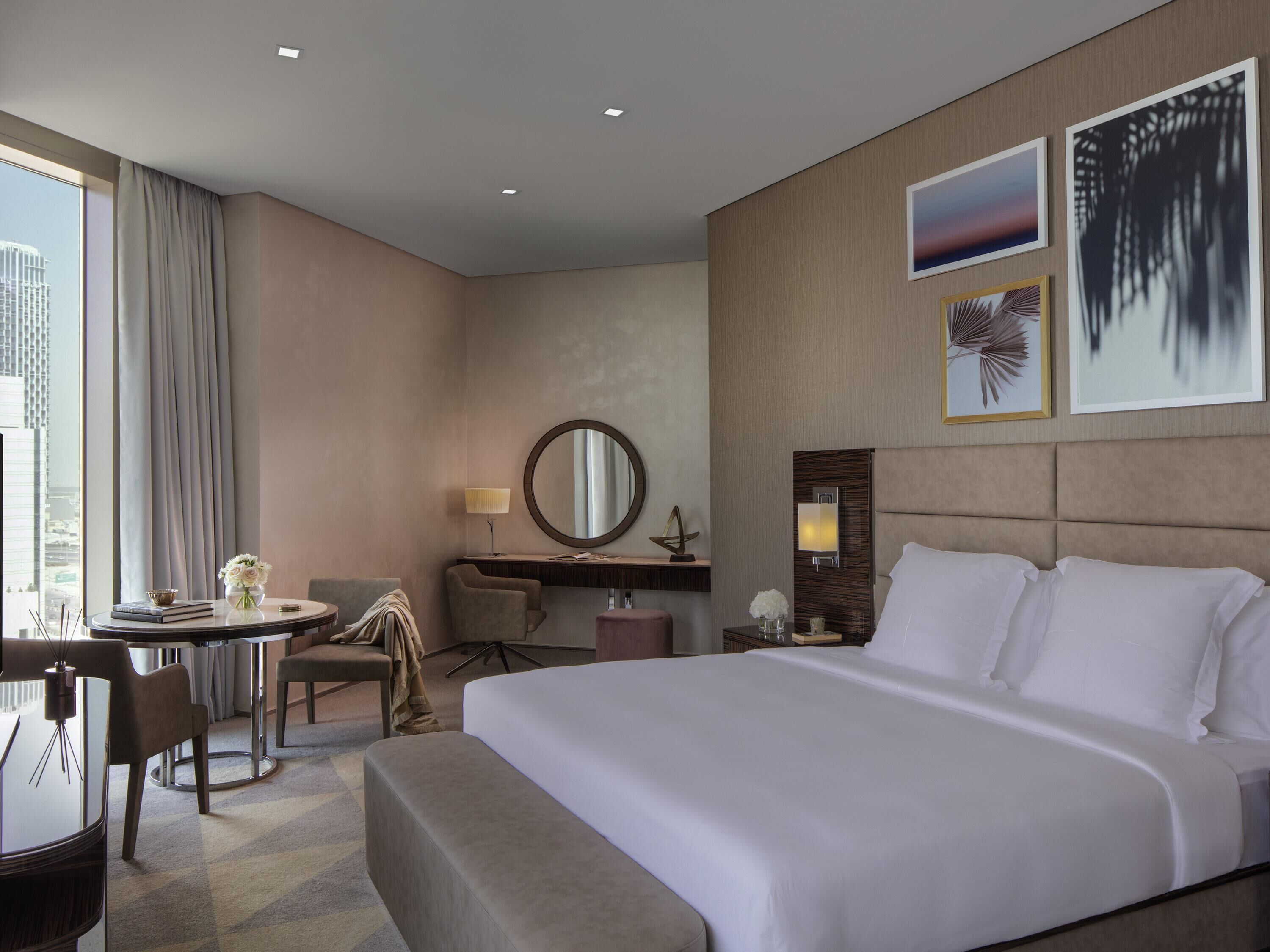 Suite monolocale, balcone, vista città (Platinum Suite, Burj Khalifa View) | Biancheria da letto ipoallergenica, copriletto in piuma, minibar