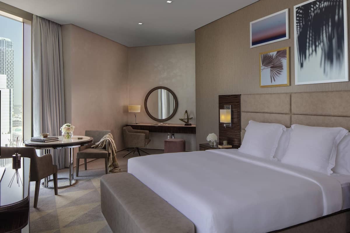 Studio Suite, Balcony, City View (Platinum Suite, Burj Khalifa View) | Peralatan tempat tidur hipoalergenik, gebar bulu kapas, bar mini 