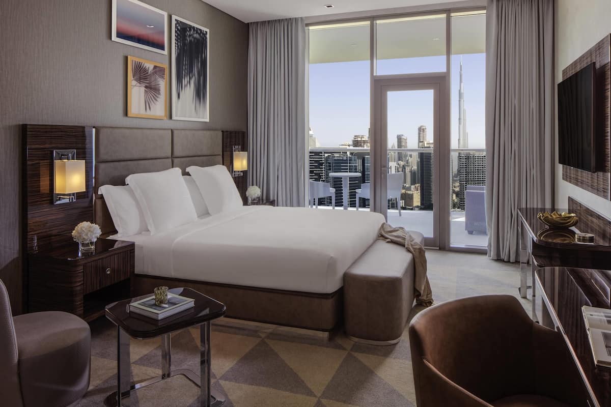 Room, Balcony, City View (VIP King, Burj Khalifa View) | Peralatan tempat tidur hipoalergenik, gebar bulu kapas, bar mini 