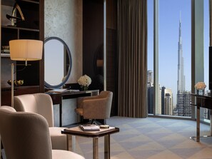 Suite estudio, 1 habitación, balcón, vistas a la ciudad (All Access Suite, Burj Khalifa View) | Ropa de cama hipoalergénica, edredones de plumas, minibar y caja fuerte