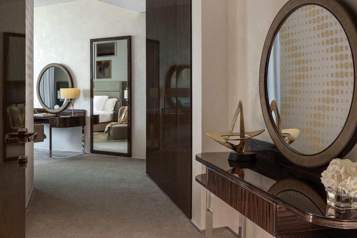 Room, Balcony, Canal View (General Admission King) | Hypo-allergenic bedding, down comforters, minibar, in-room safe