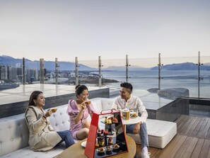 2 bars/lounges, lobby lounge