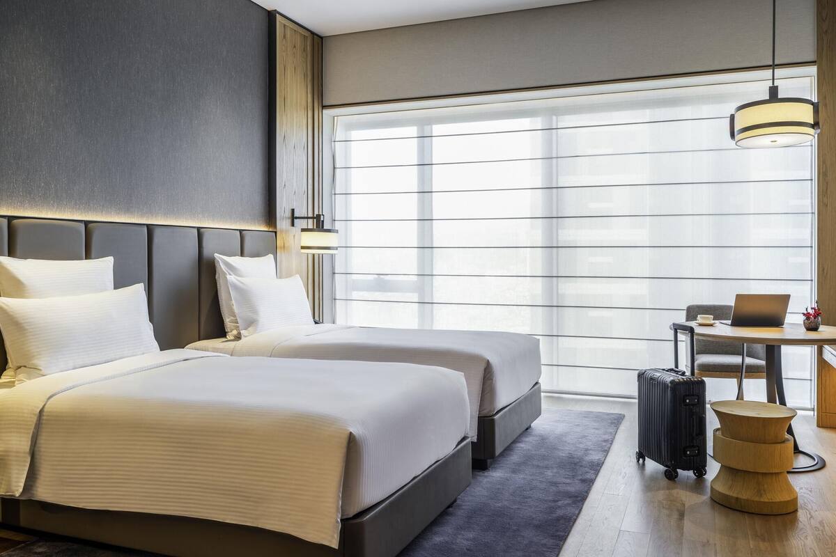 Deluxe Room, 2 Twin Beds | Hypo-allergenic bedding, minibar, desk, rollaway beds