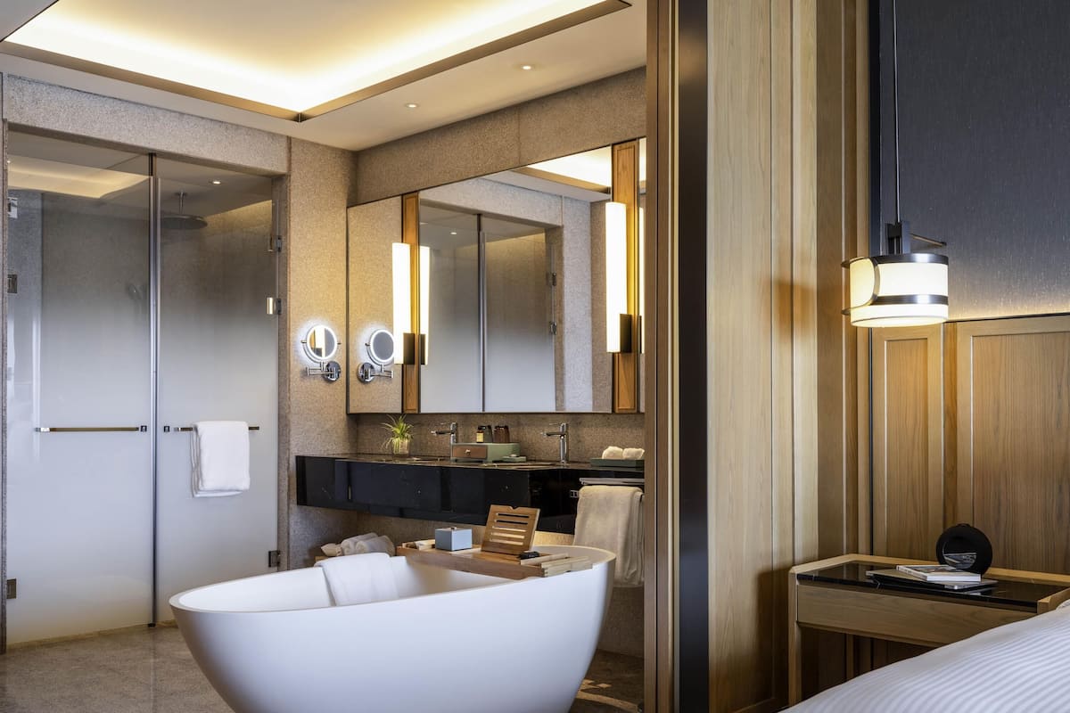 Ropa de cama hipoalergénica, minibar, escritorio y camas supletorias